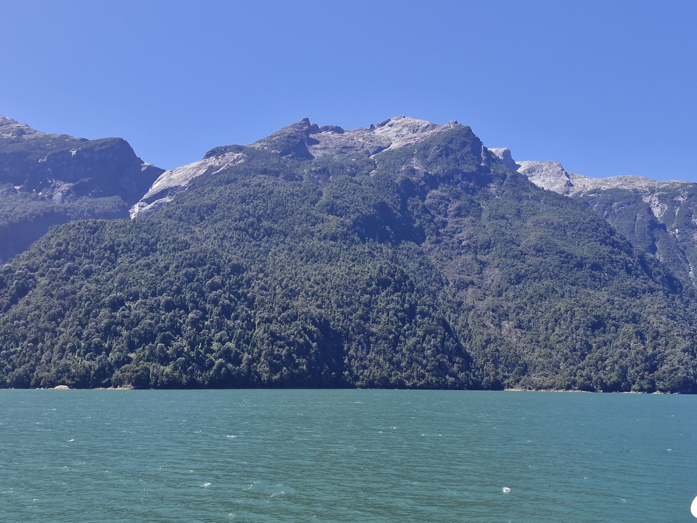 montañas nevadas sobre el lago turquesa