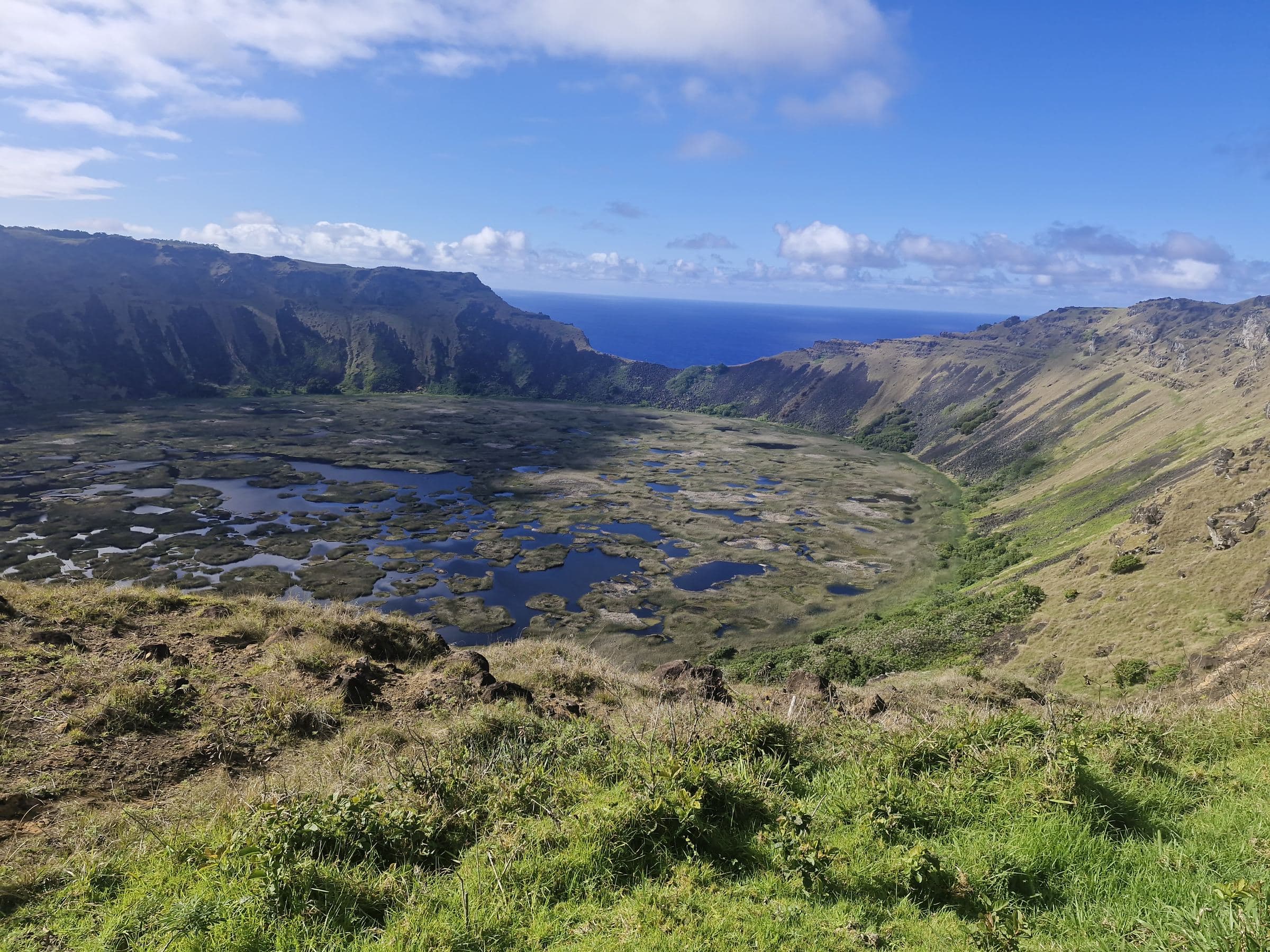 cráter del Rano Kau completo con el océano al fondo