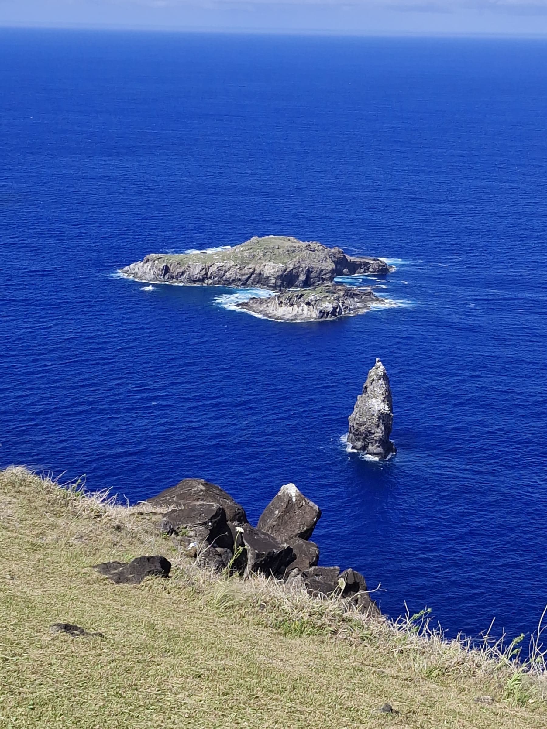 Motu Nui y Motu Kao Kao sobre océano azul intenso