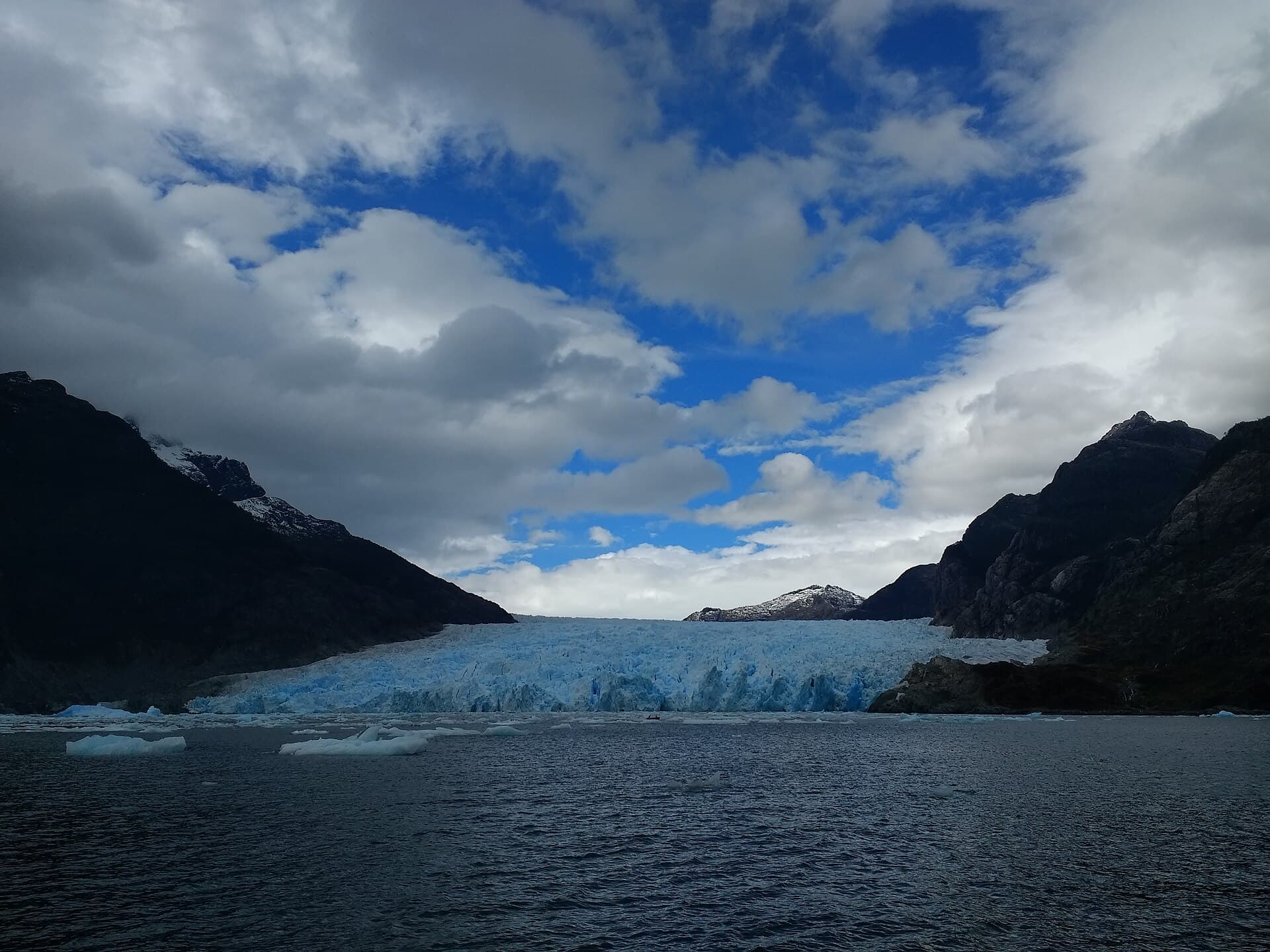 El frente azul del glaciar San Rafael sobre la laguna
