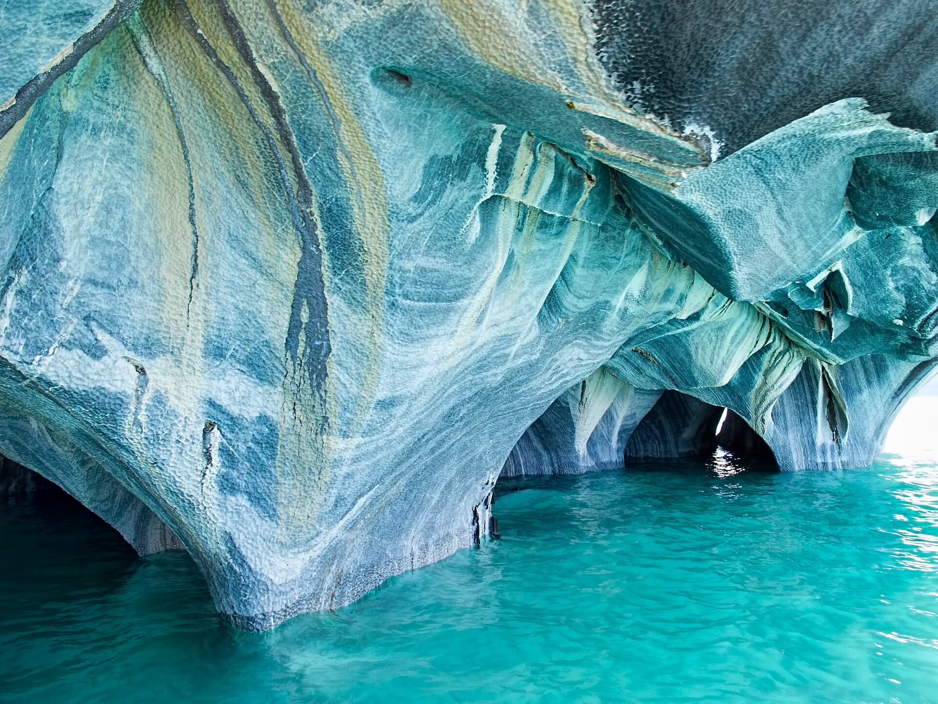 La Catedral de Mármol sobre el agua turquesa del lago General Carrera