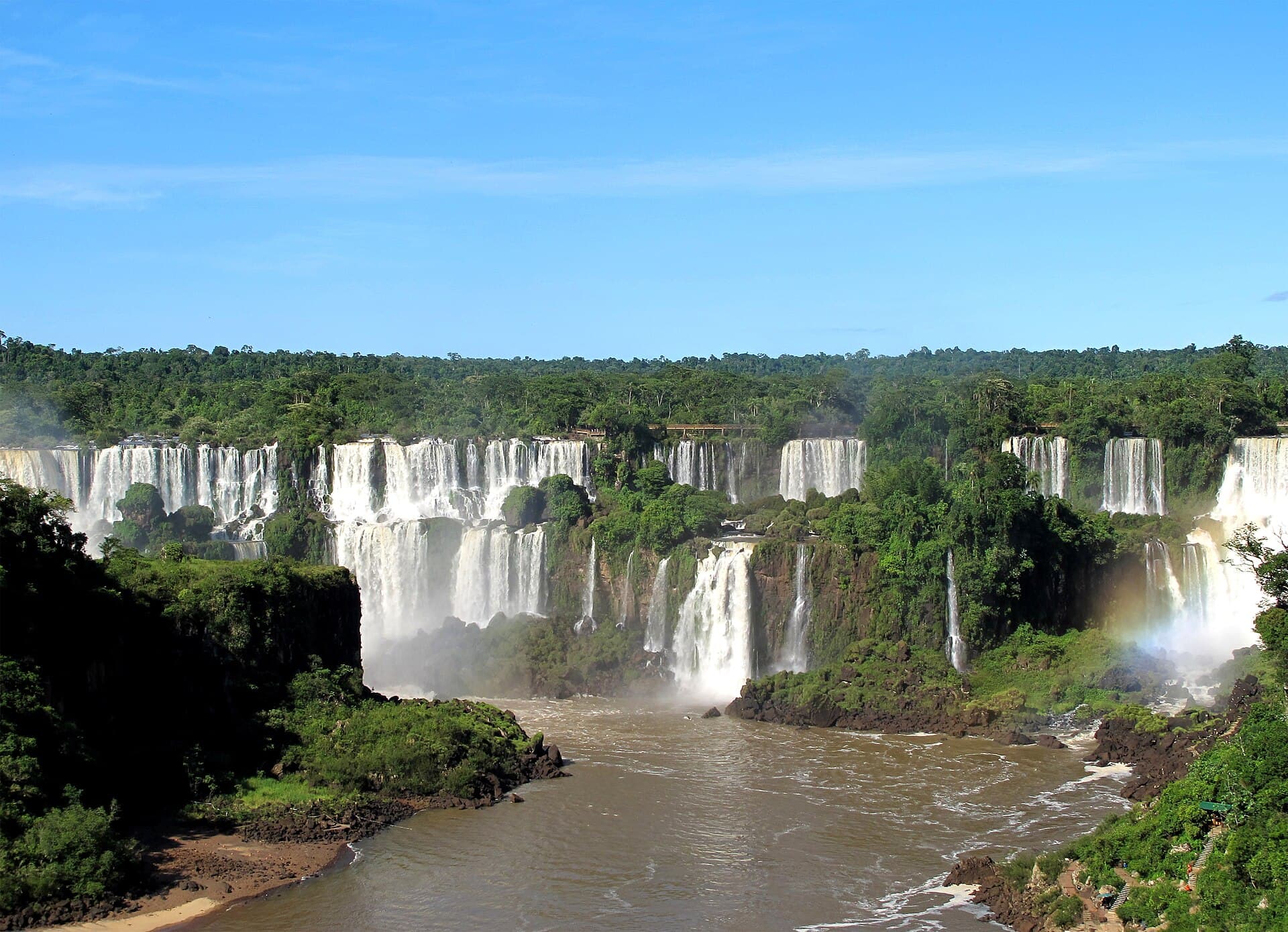 El anfiteatro completo de las cataratas del Iguazú con un arcoíris