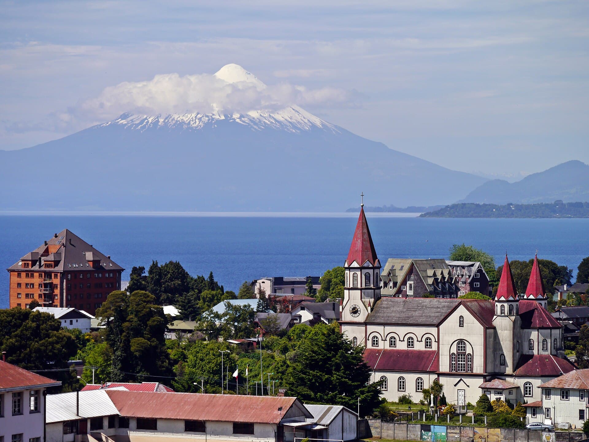 La iglesia del Sagrado Corazón de Puerto Varas con el volcán Osorno al fondo