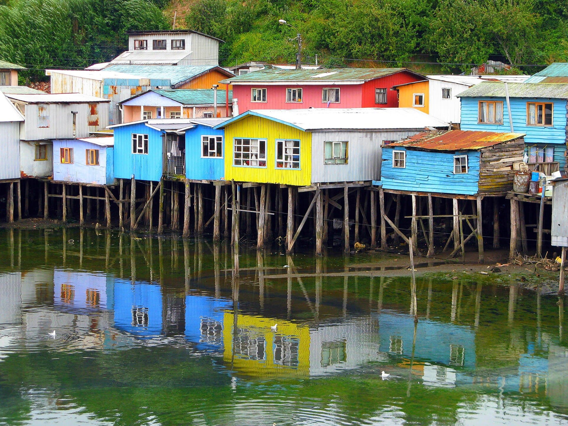 Los palafitos de colores de Castro sobre el agua
