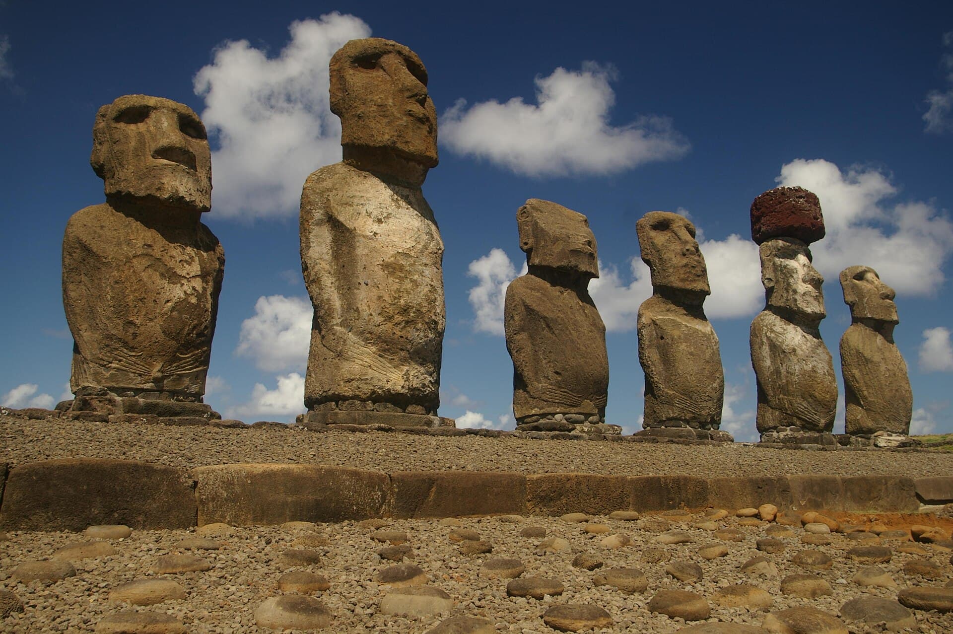 Moai en fila sobre el ahu Tongariki, uno de ellos con su pukao rojo